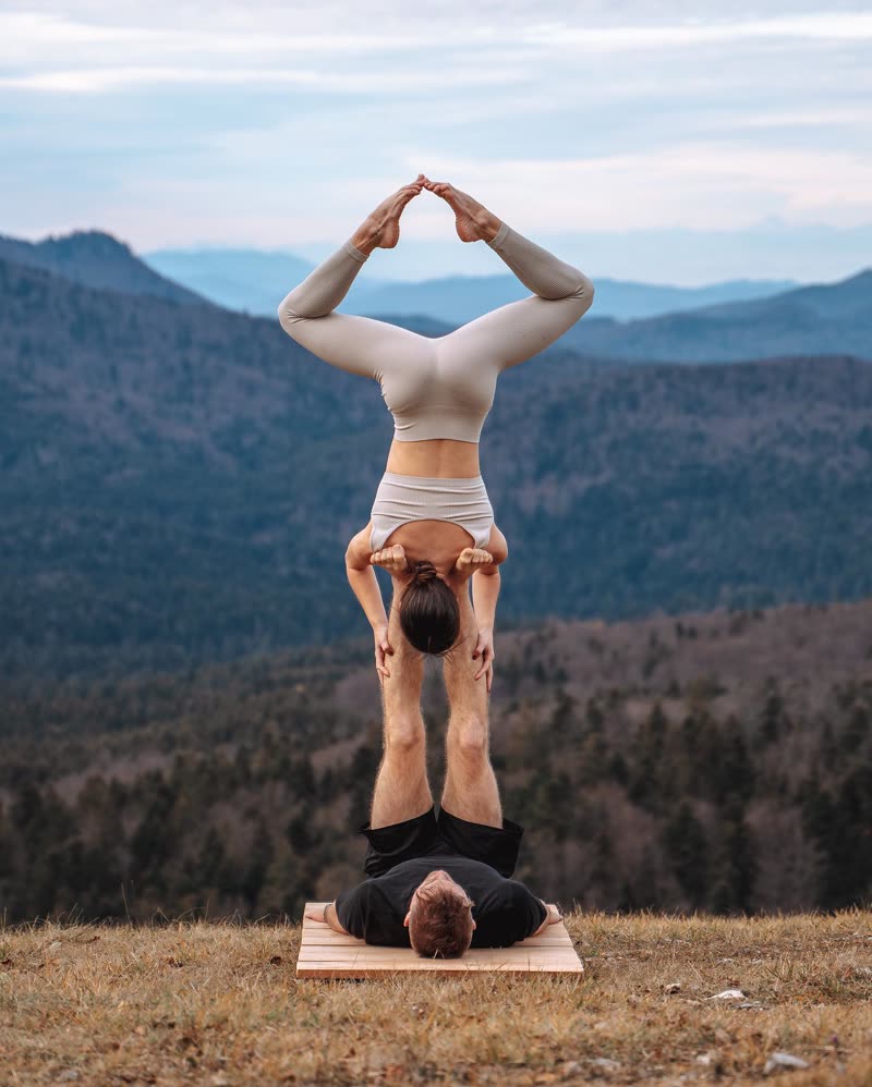 Inverted diamond-shaped balance above the base partner on a mountain meadow
